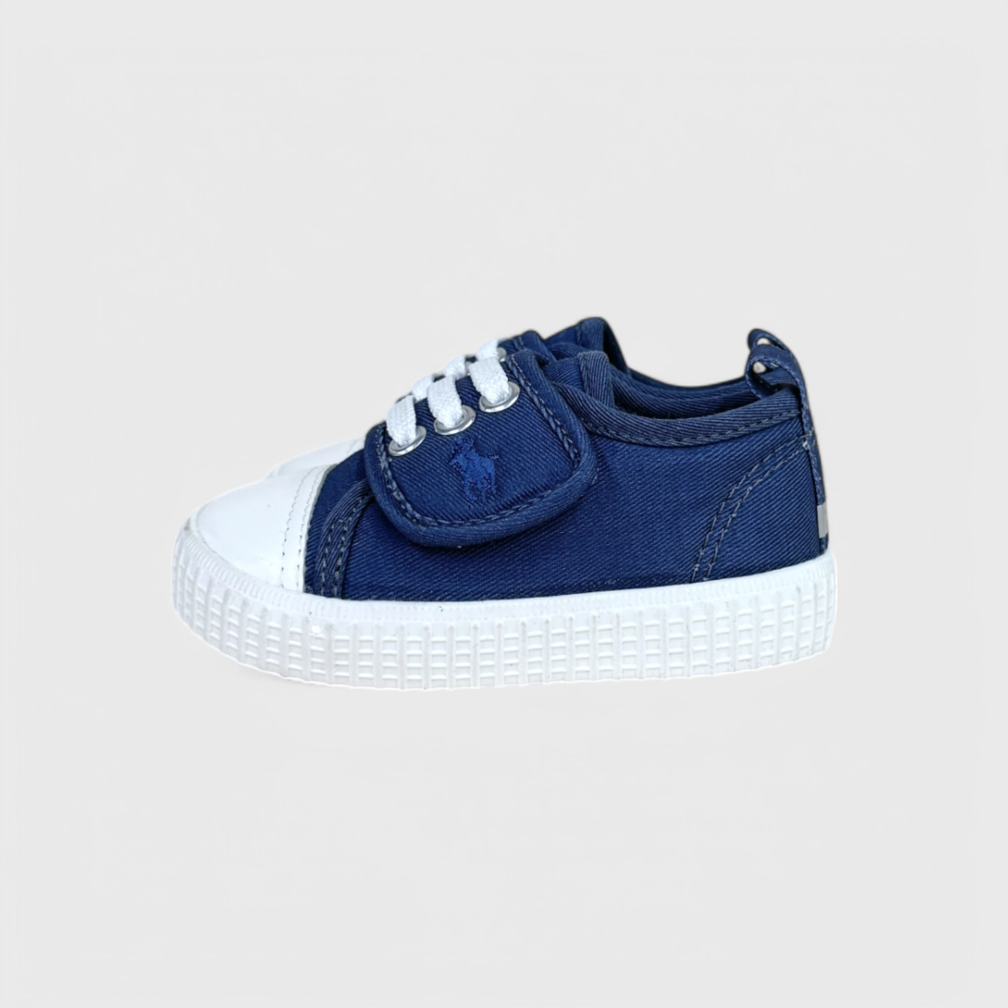 Темно-синие кроссовки