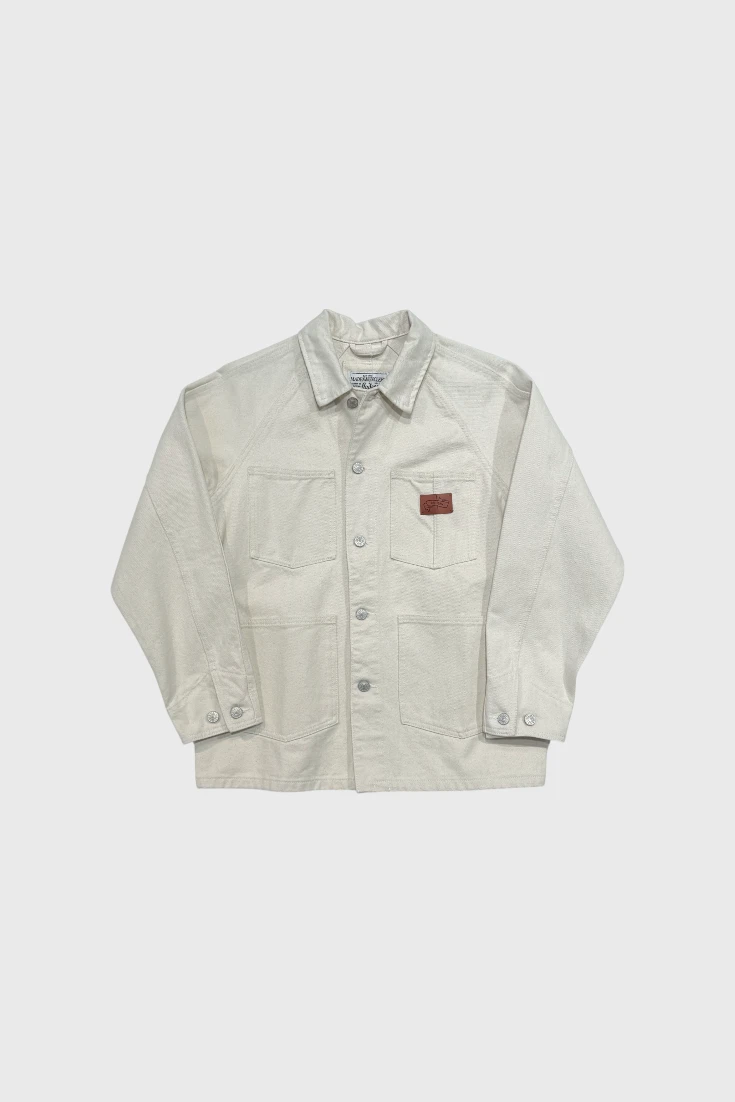 Белая куртка из плотного материала