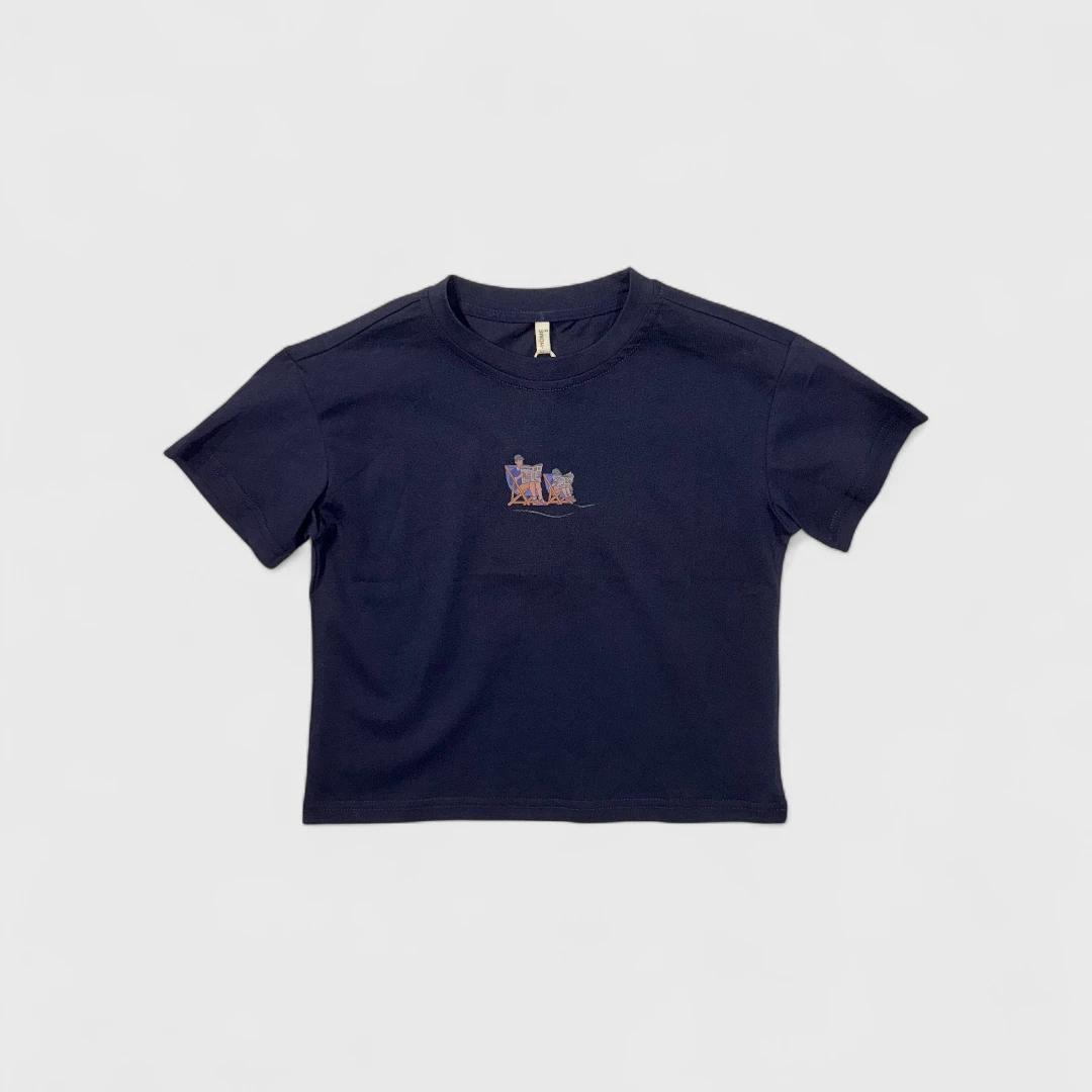 Темно-синяя футболка с вышивкой