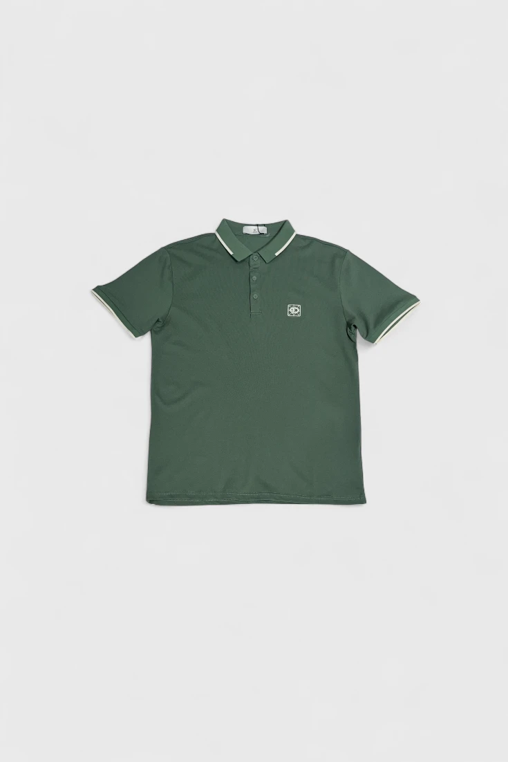 Зеленое поло с белыми акцентами