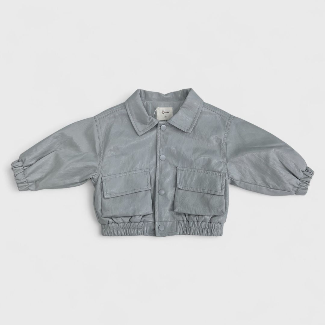 Серая куртка из эко-кожи с карманами