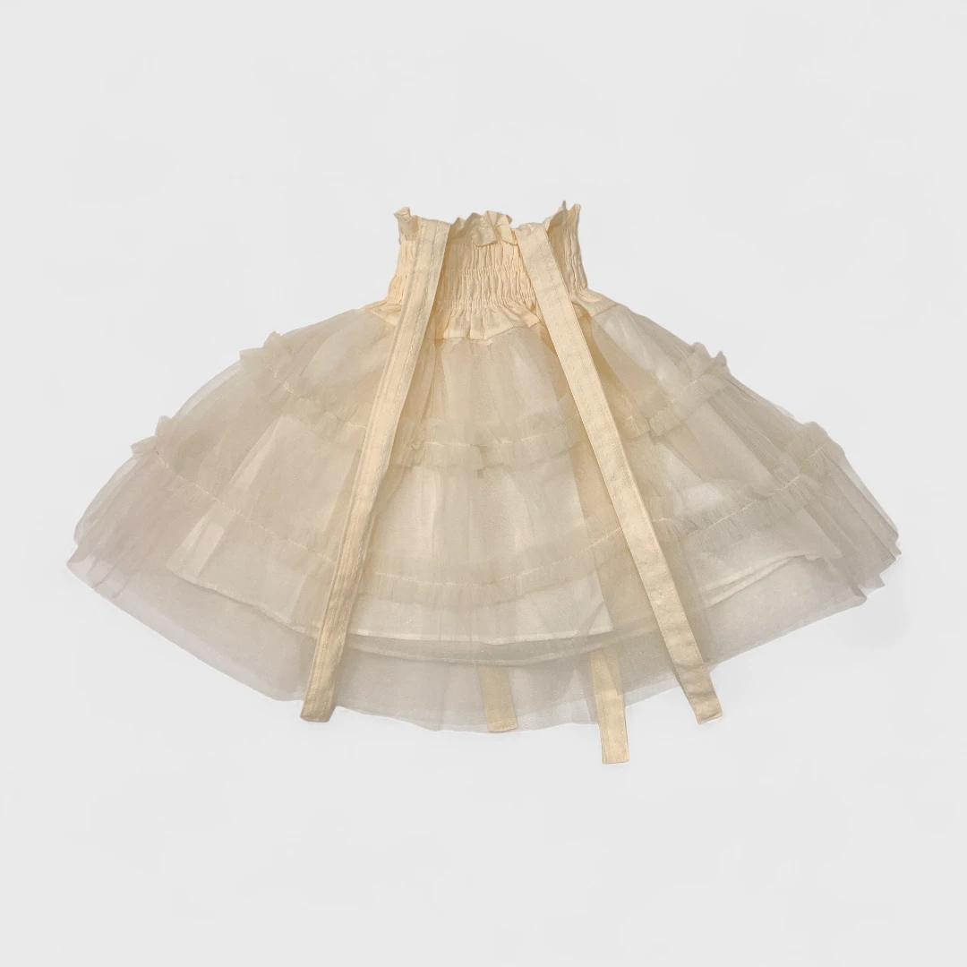 Бежевое платье из тюля