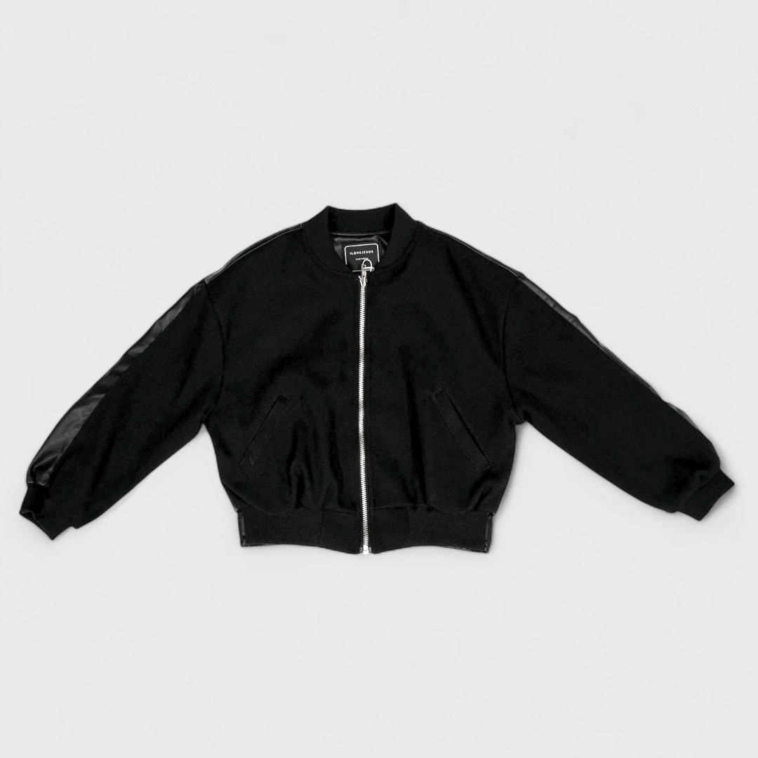 Черная куртка бомбер