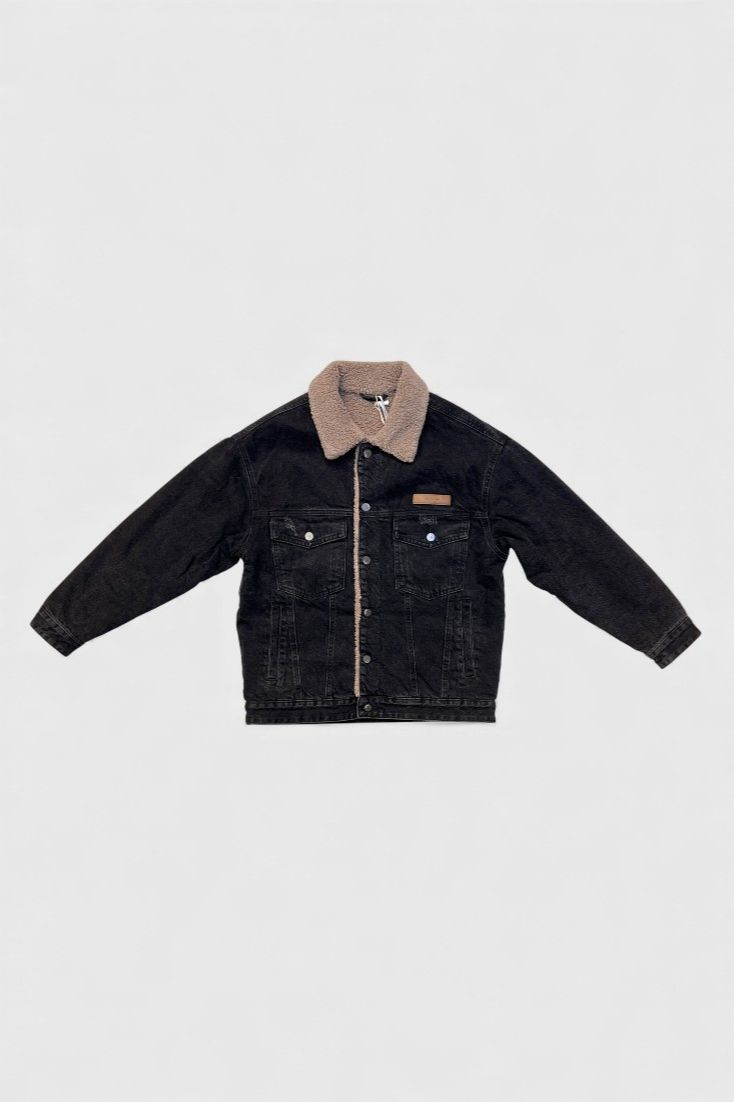 Черная джинсовая куртка с утеплителем