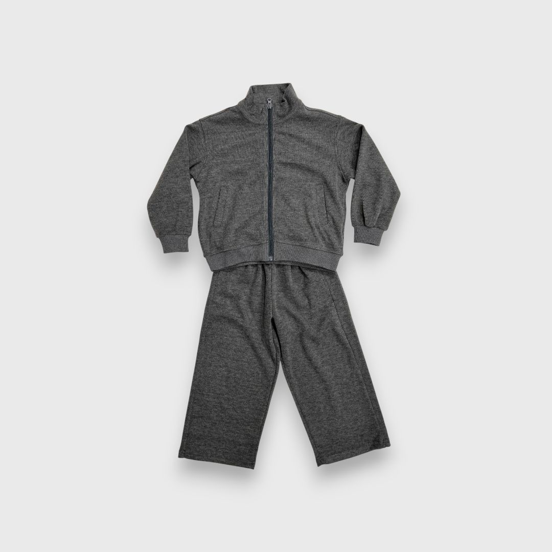 Серый спортивный костюм