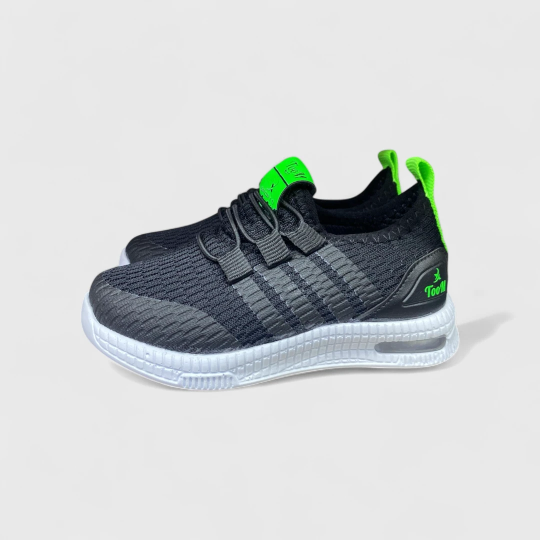 Темно-серые кроссовки с зеленым акцентом