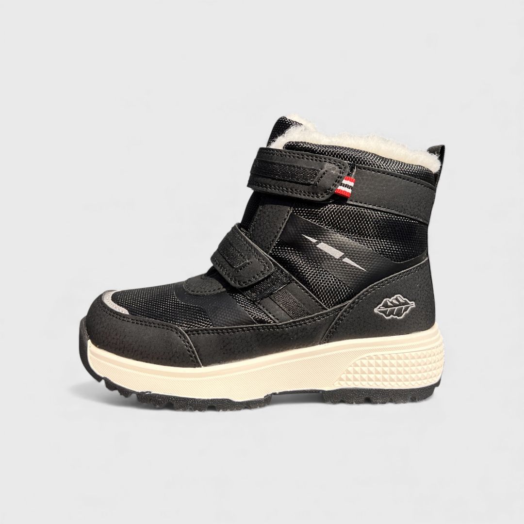 Черные зимние ботинки