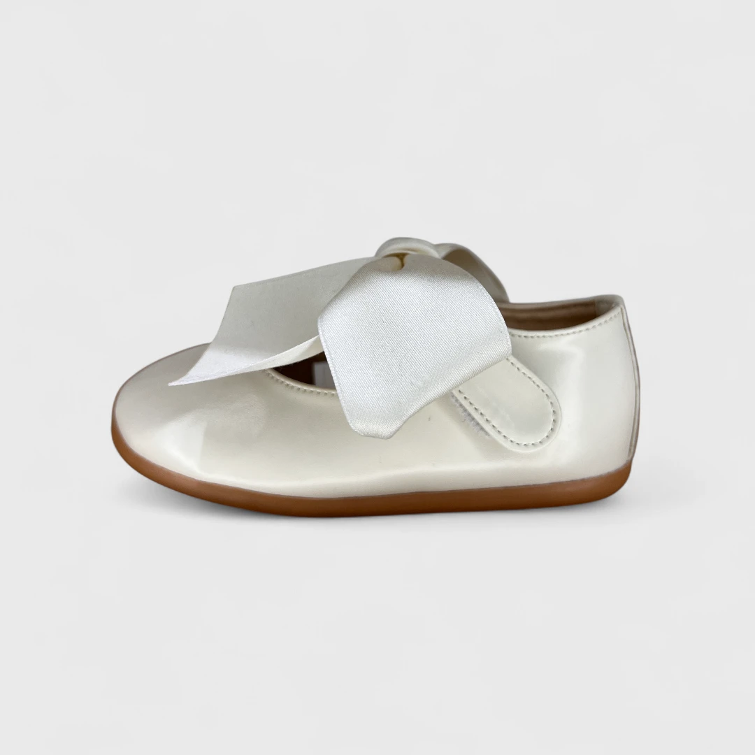 Белые балетки с бантом