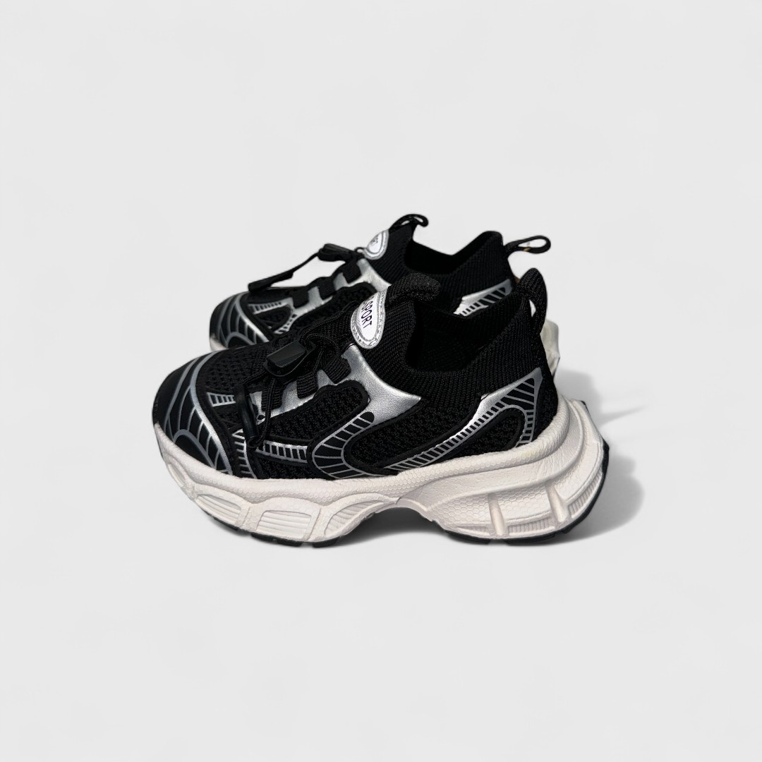 Черные кроссовки с серебристыми вставками