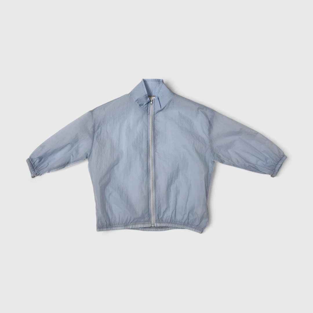 Голубая ветровка