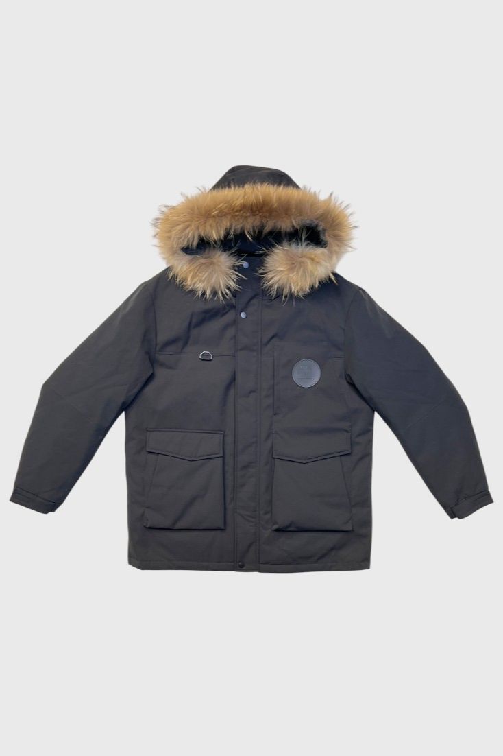 Черная куртка с капюшоном