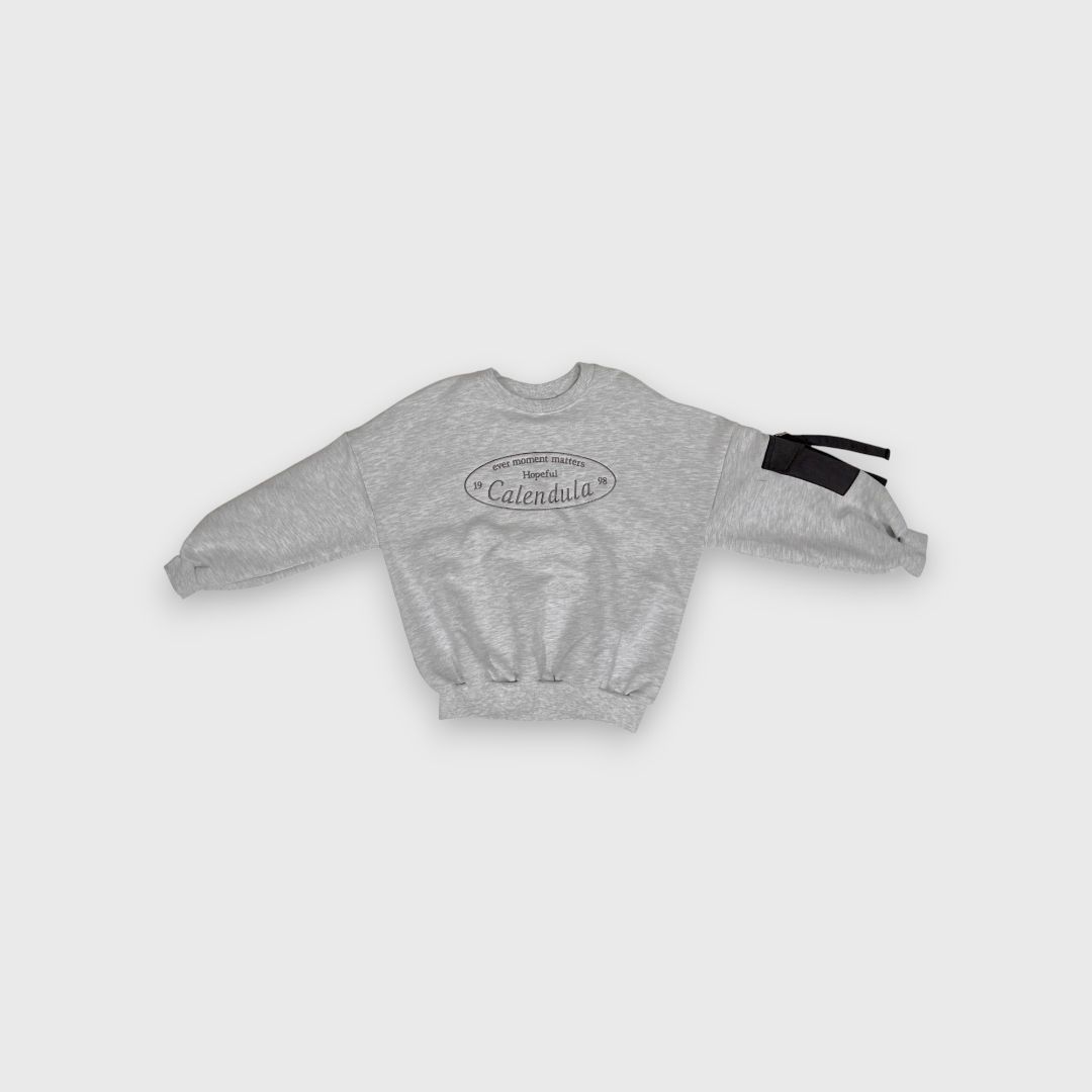 Серый свитер с длинным рукавом