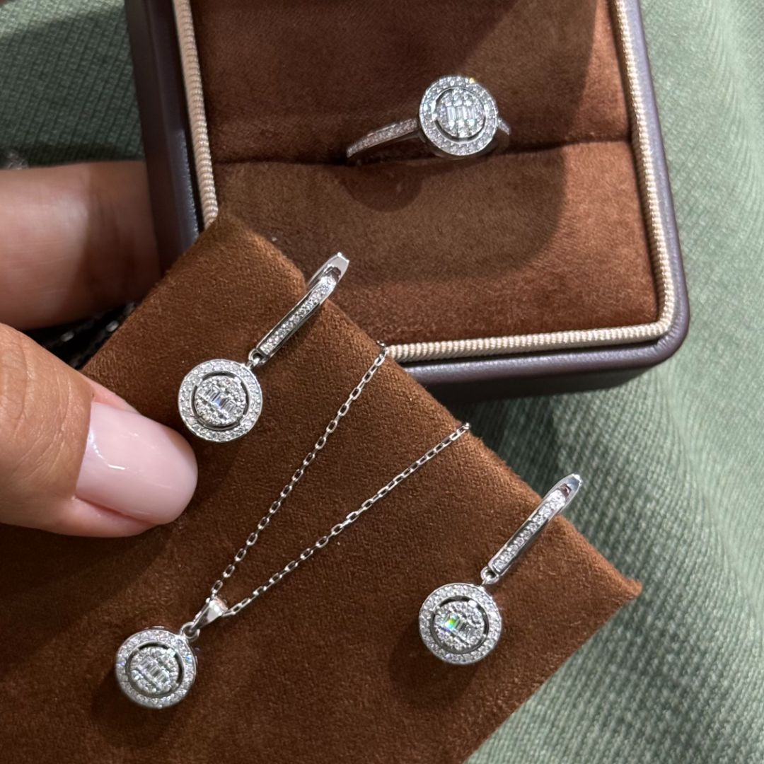 Золотой набор украшений с бриллиантами