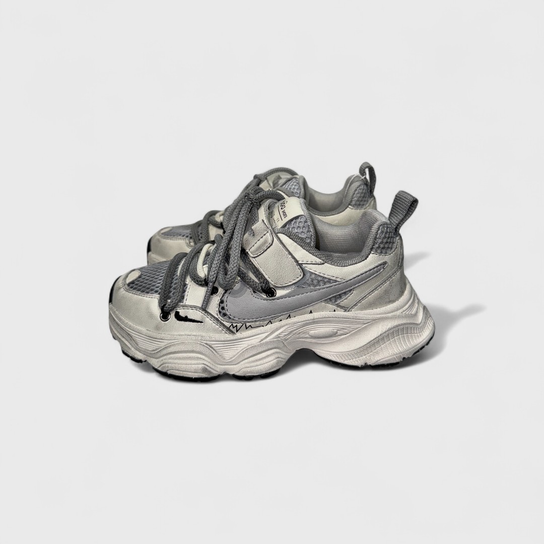 Серые кроссовки 