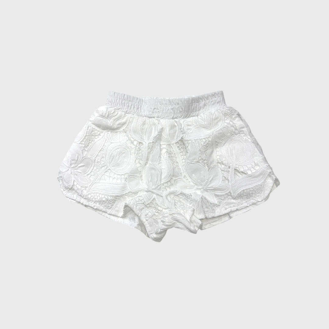 Белые шорты с вышивкой