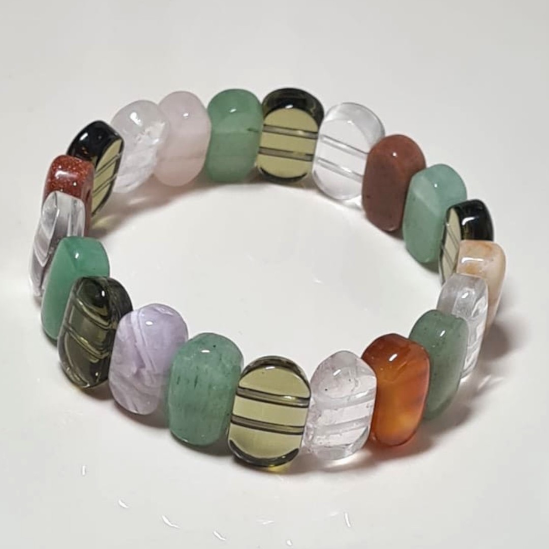 Многоцветный браслет из натуральных камней