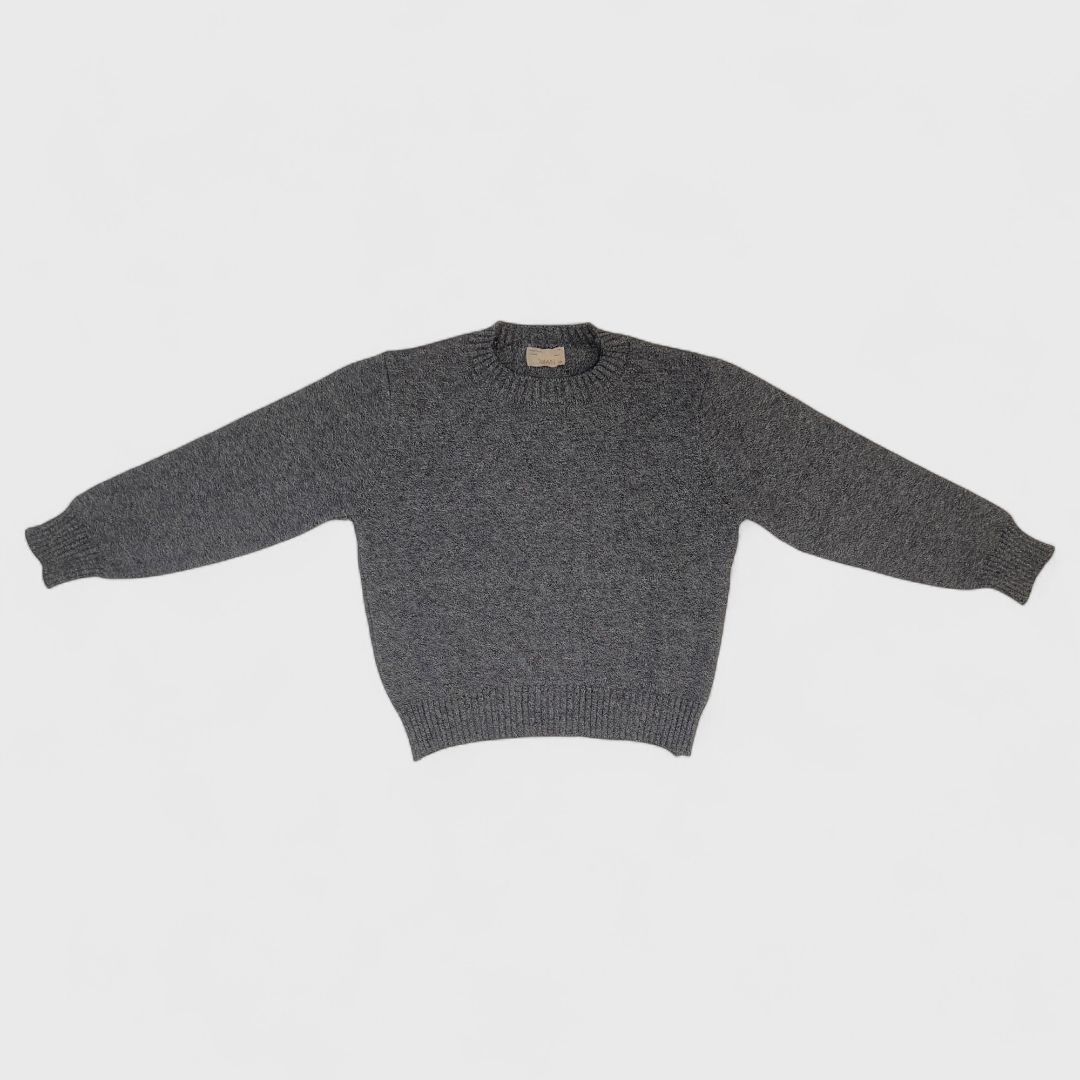 Серый свитер с круглым вырезом