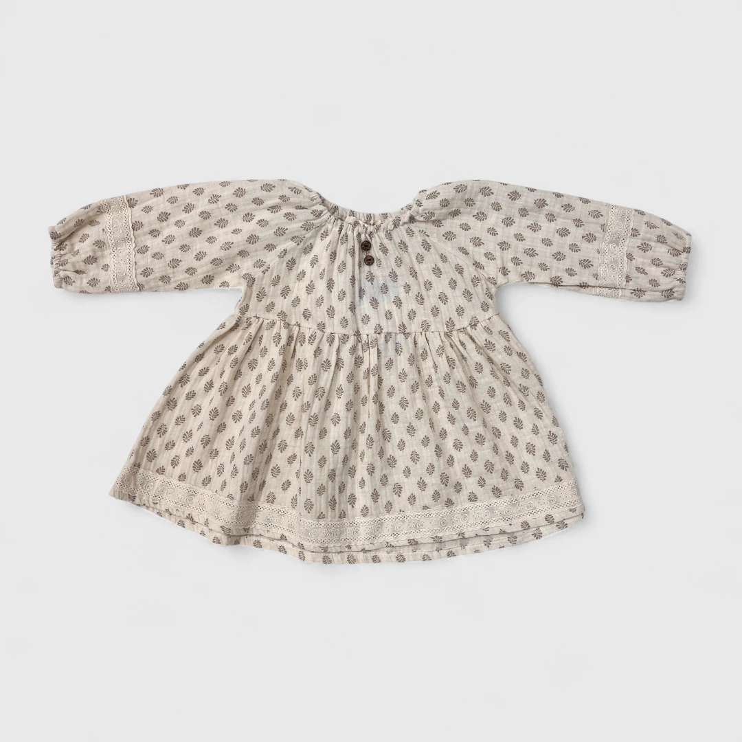 Бежевое платье с принтом