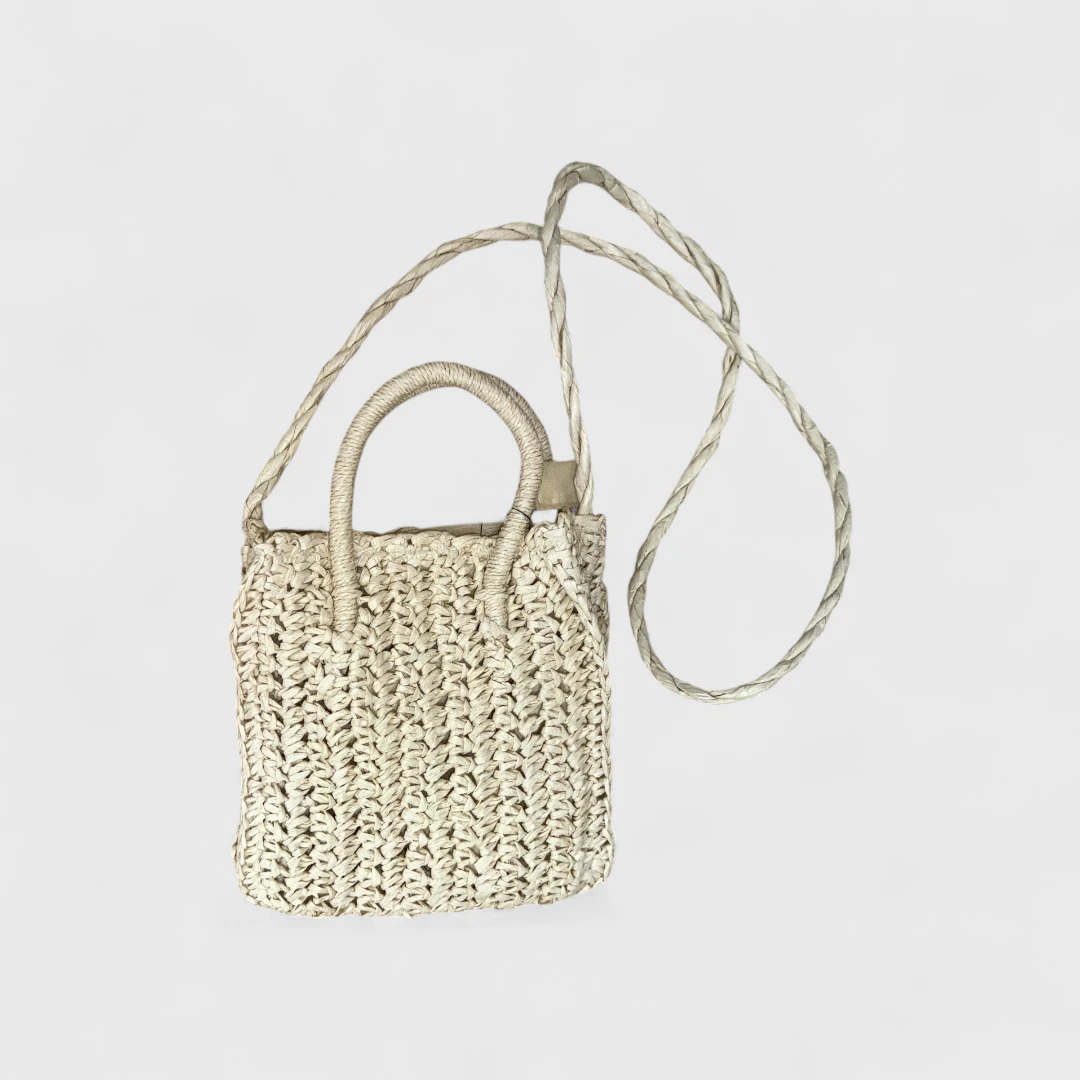 Светлая плетёная сумка