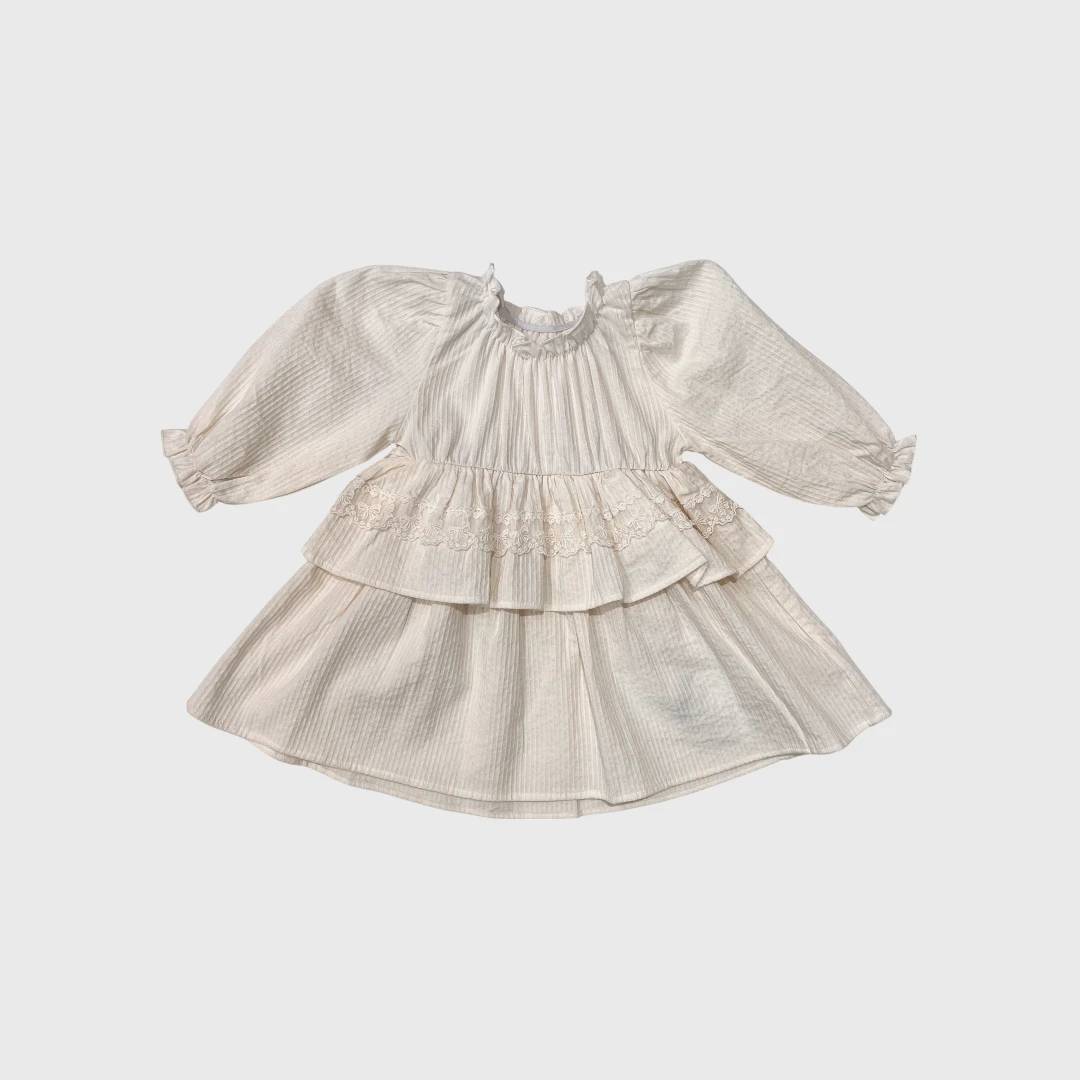 Белое платье с рюшами