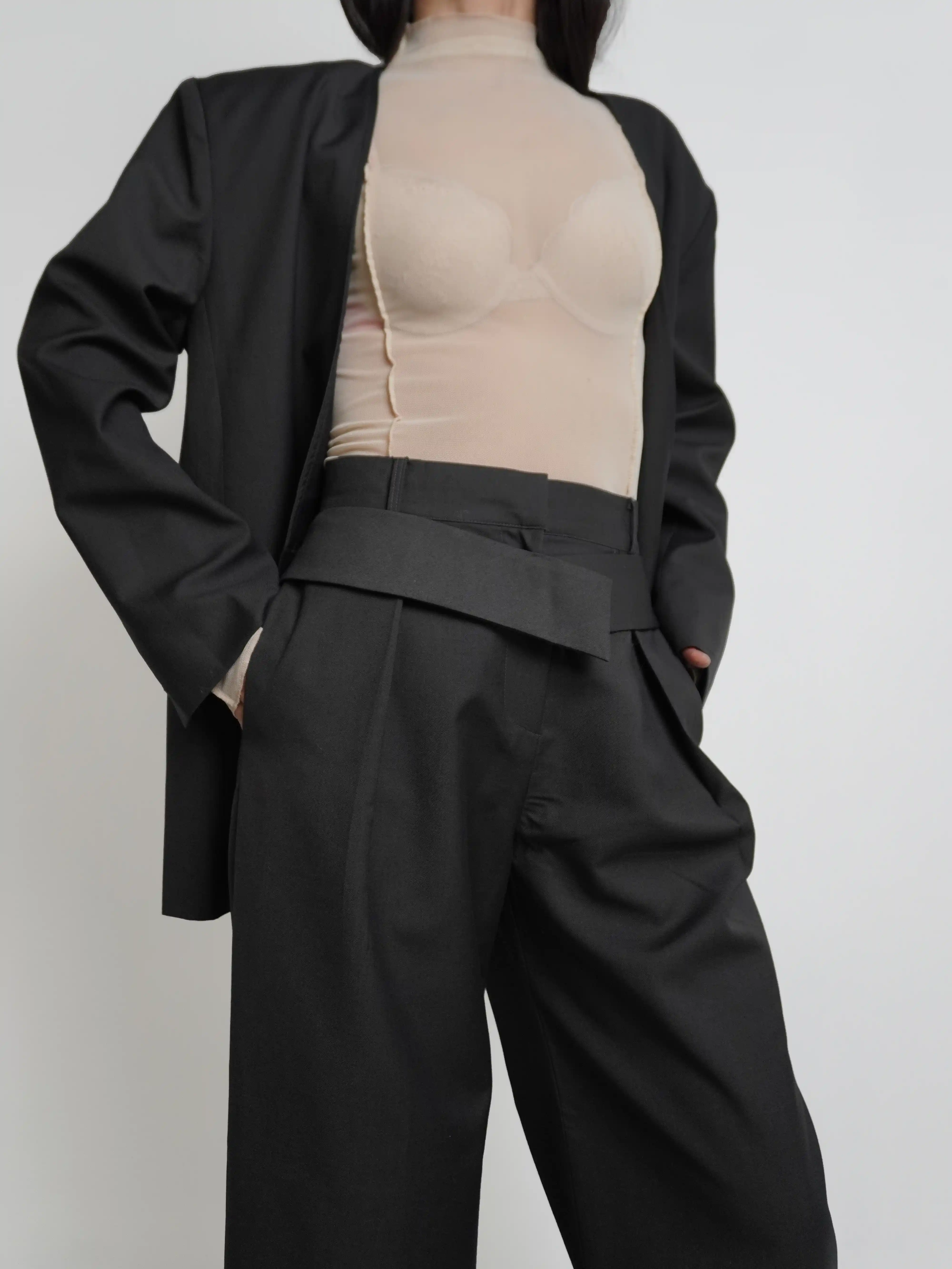 Черные брюки с поясом