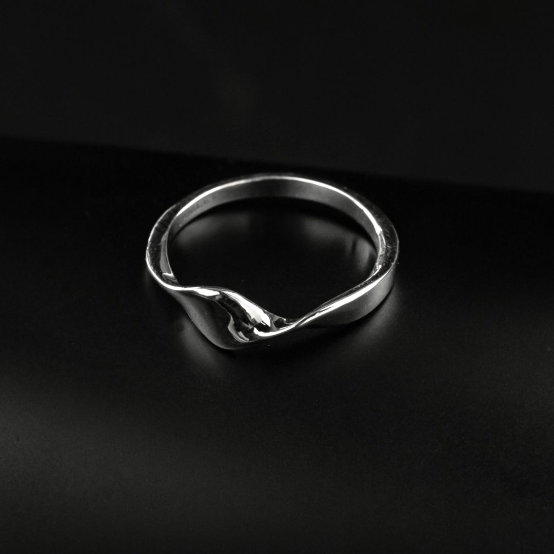 Кольцо с плавным рельефом из коллекции MATERIA