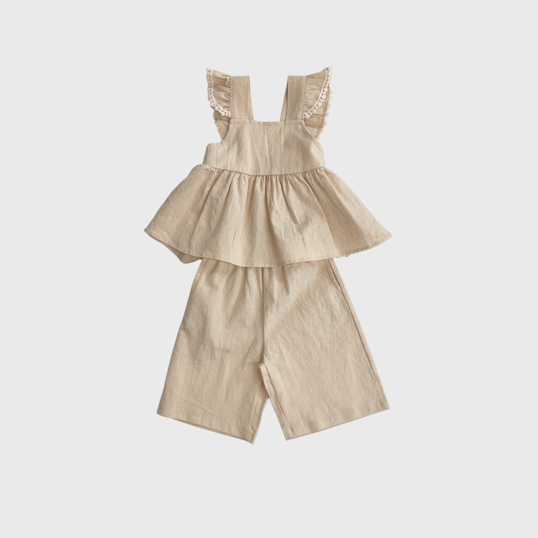 Бежевый костюм с воланом