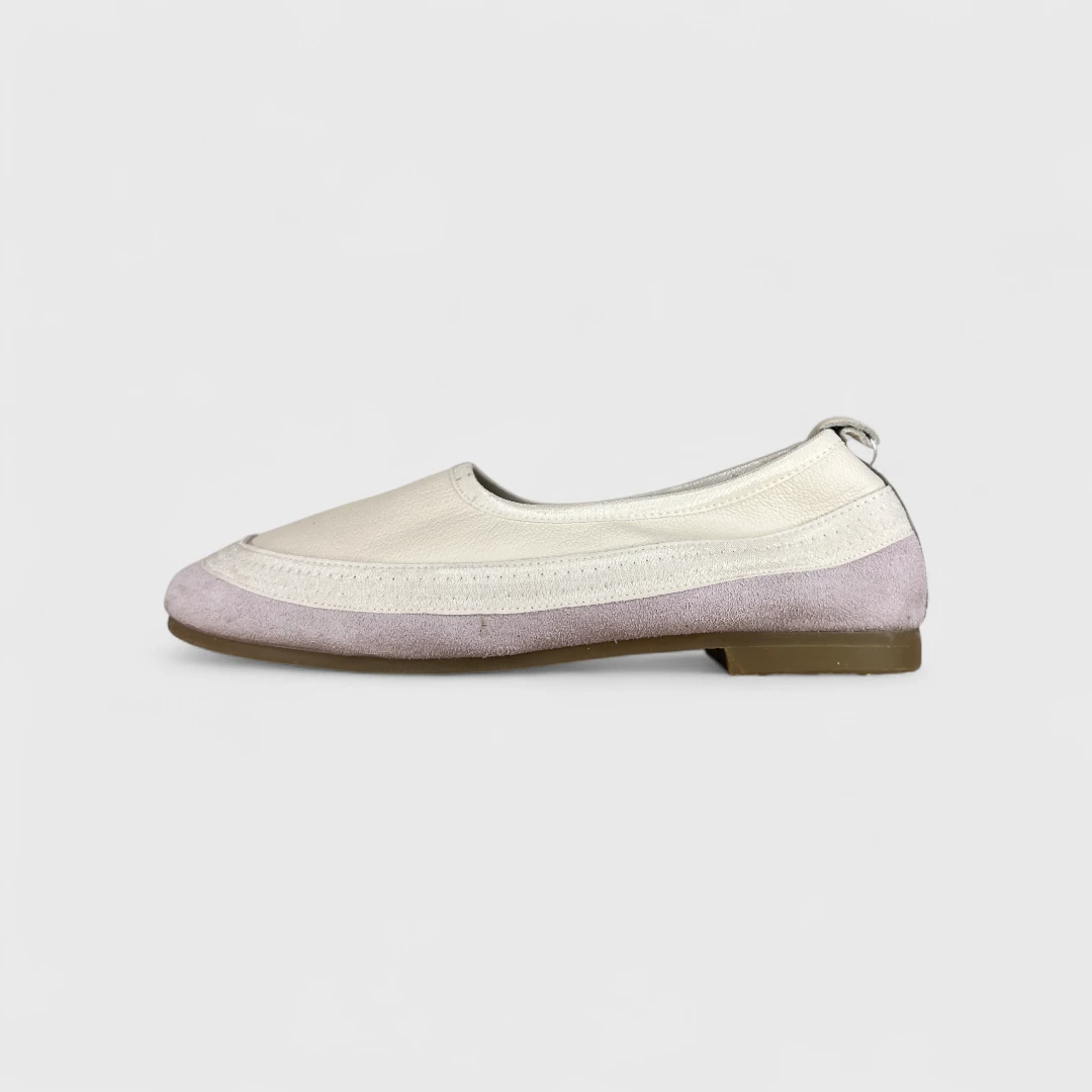 Бежевые балетки с лиловым акцентом