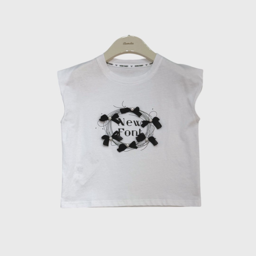 Белая футболка с черным принтом