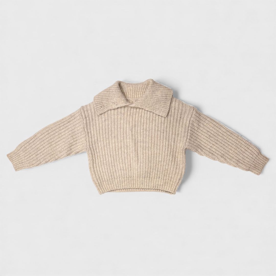 Бежевый свитер с воротником