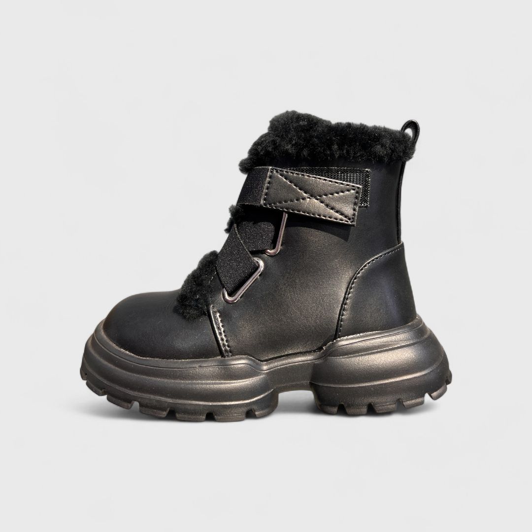 Черные зимние ботинки