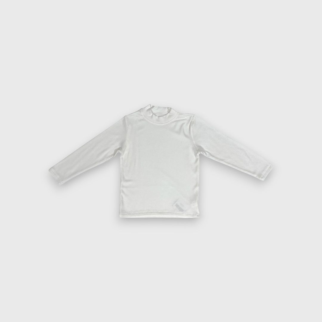 Белая футболка с длинным рукавом