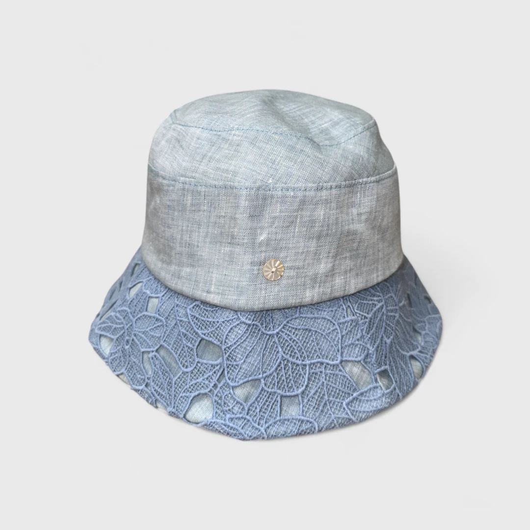Голубая шляпа с кружевом