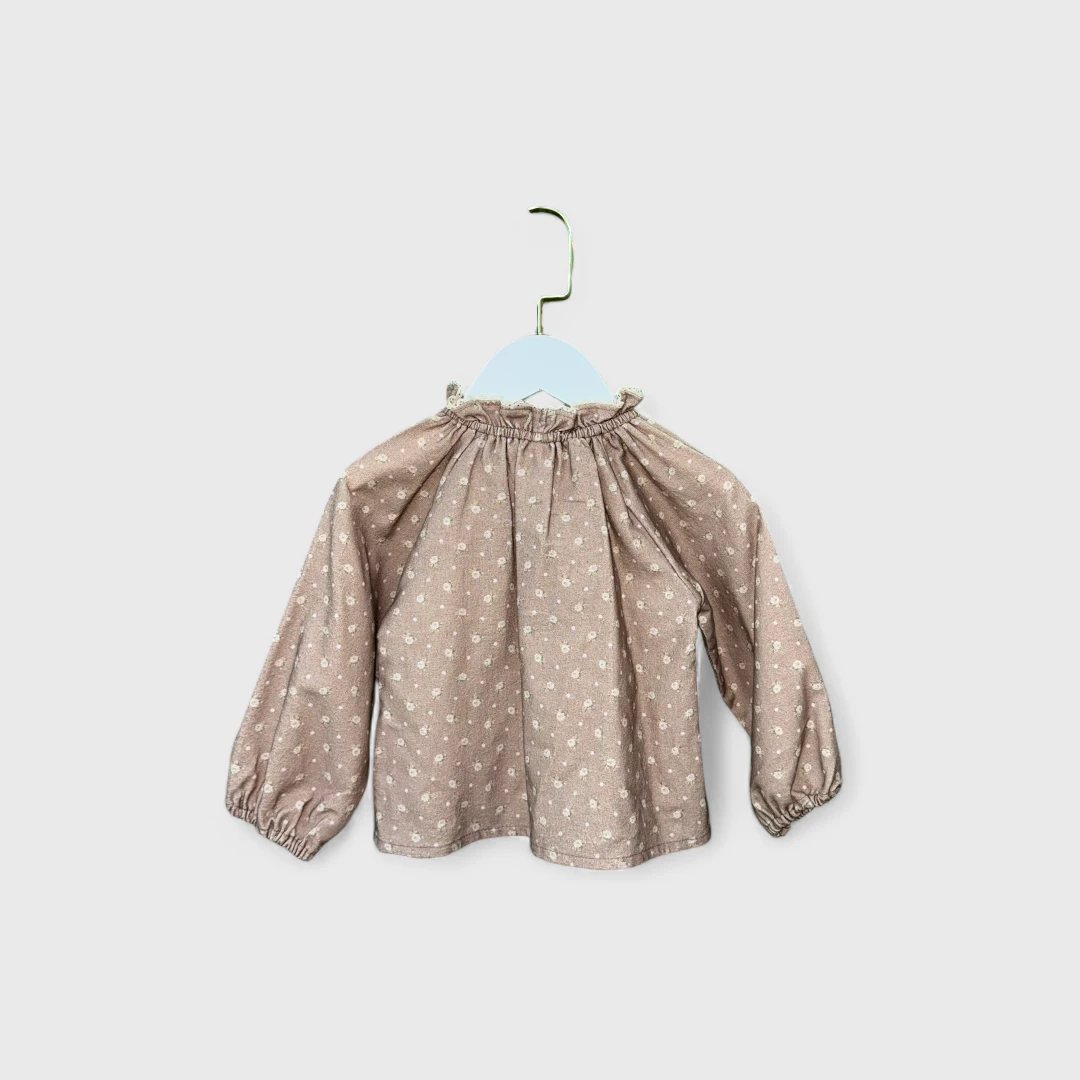 Светло-коричневая блузка в горошек