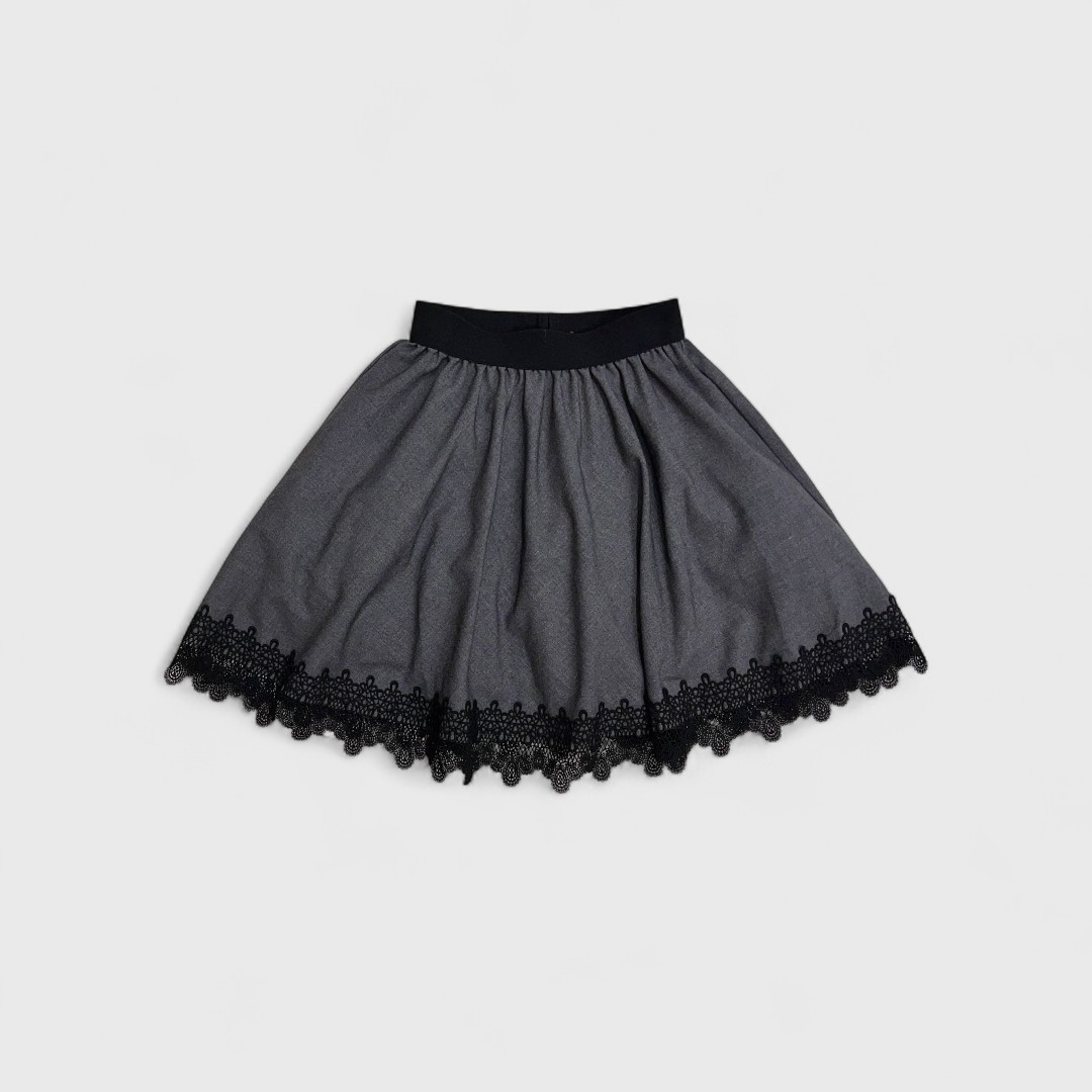 Серая юбка с черной отделкой