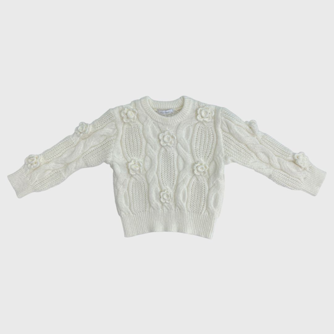 Белый свитер с цветами