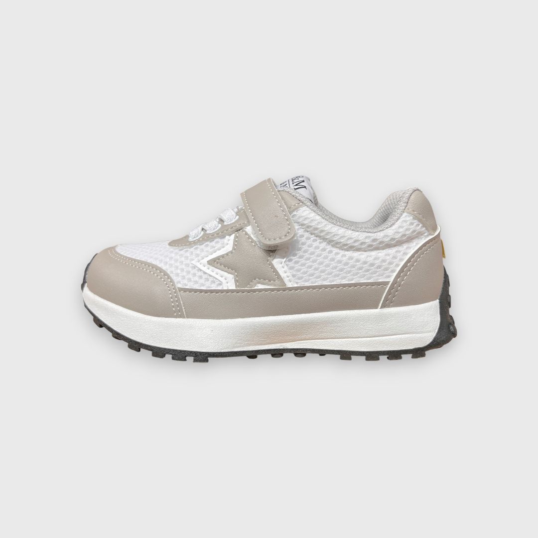 Бежевые кроссовки с белым акцентом