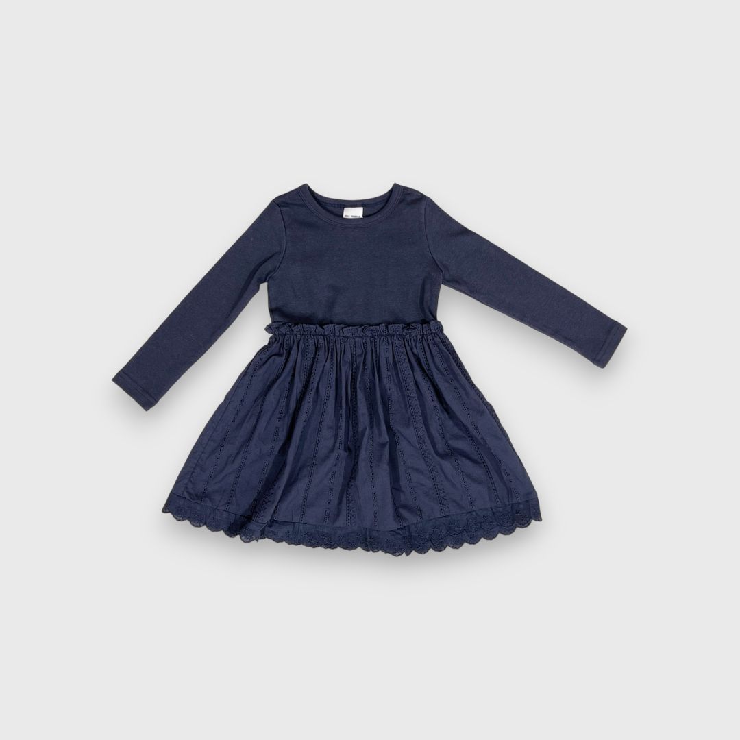 Темно-синее платье с длинным рукавом