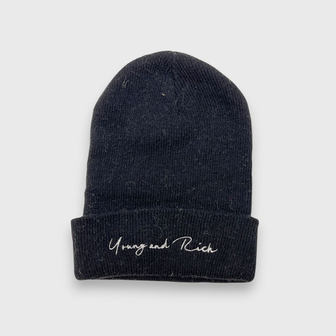 Черная шапка Young and Rich