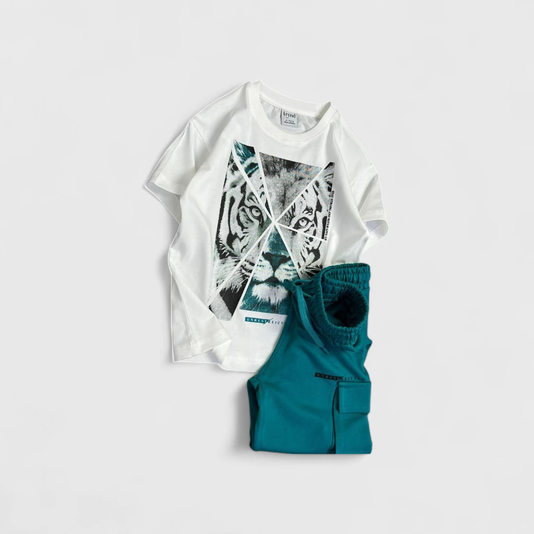 Белая футболка и зелёные шорты