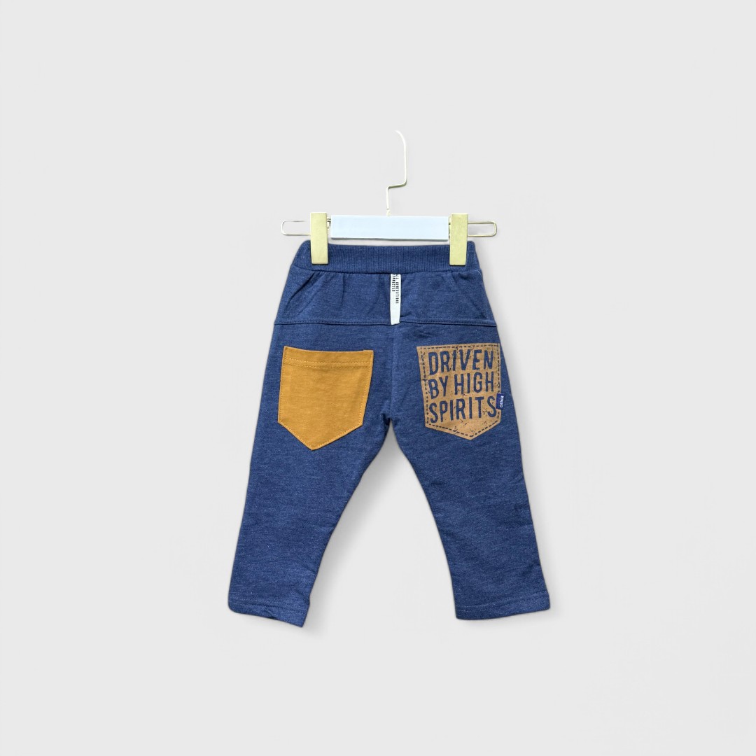 Синие штаны с яркими карманами