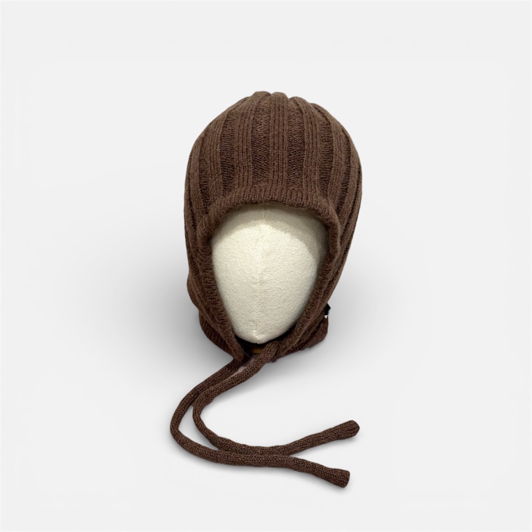 Коричневая вязаная шапка с завязками