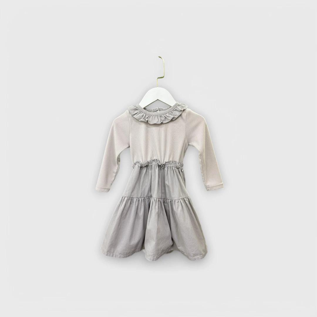 Серое платье с рюшами