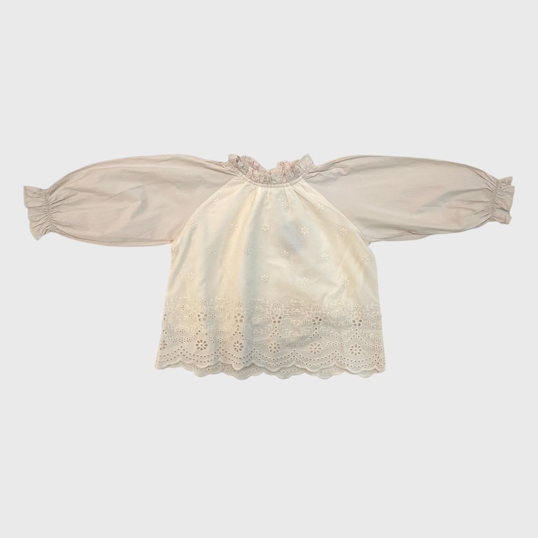 Бежевая блузка с ажурными цветами