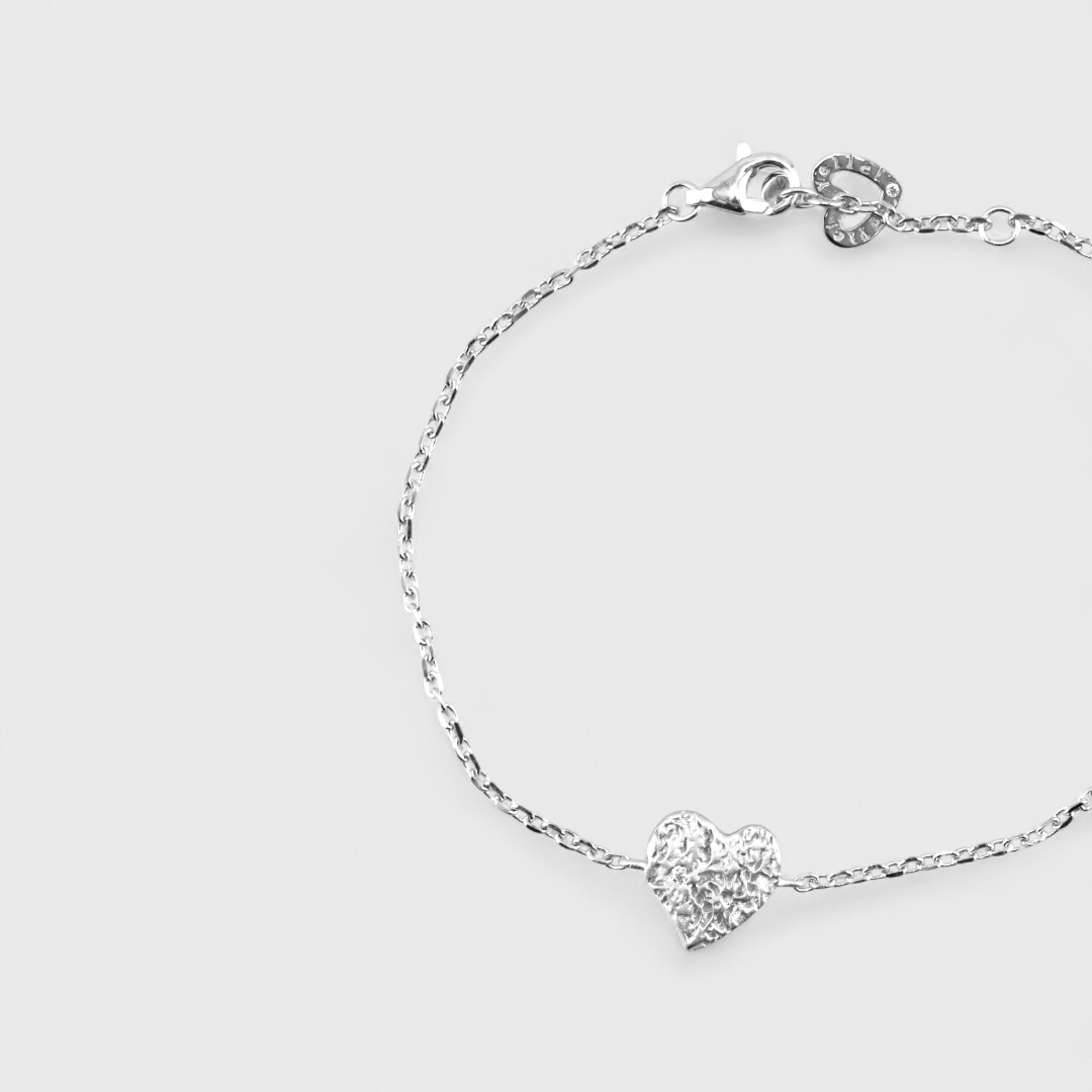 Серебряный браслет в форме сердца