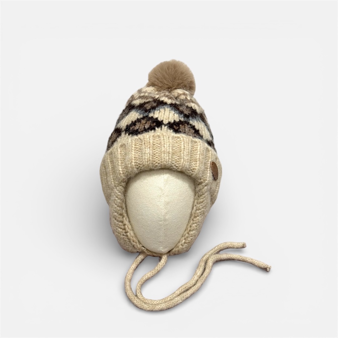 Бежевая шапка с помпоном и узором