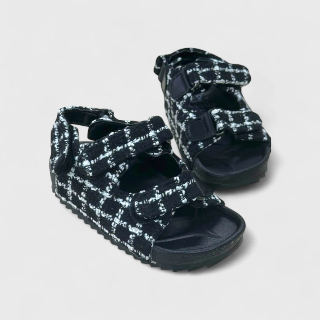 Черные сандалии