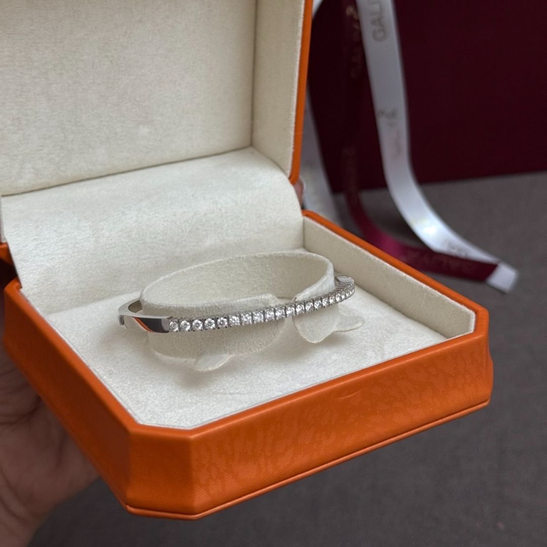 Золотой браслет с бриллиантами 