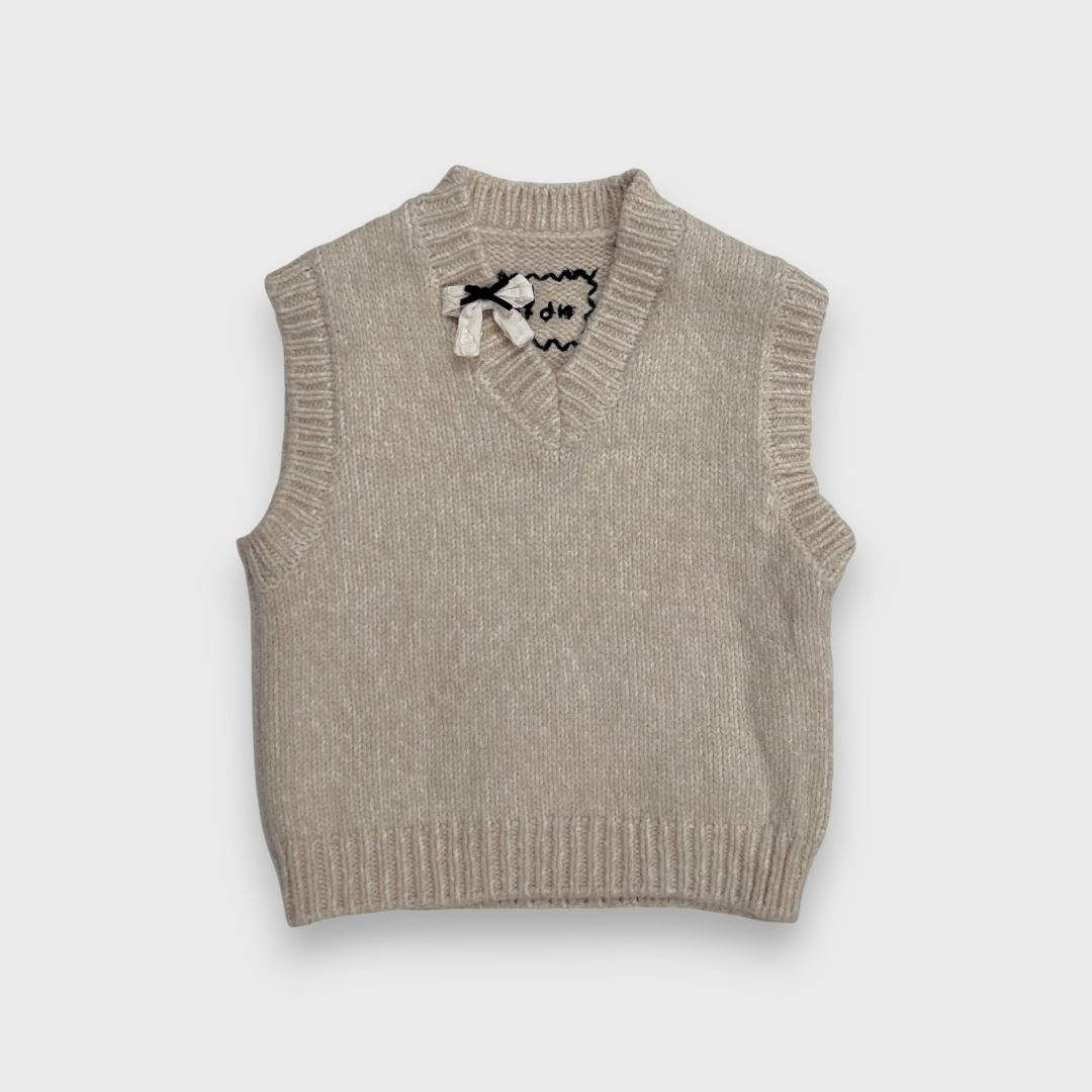 Бежевый вязаный жилет