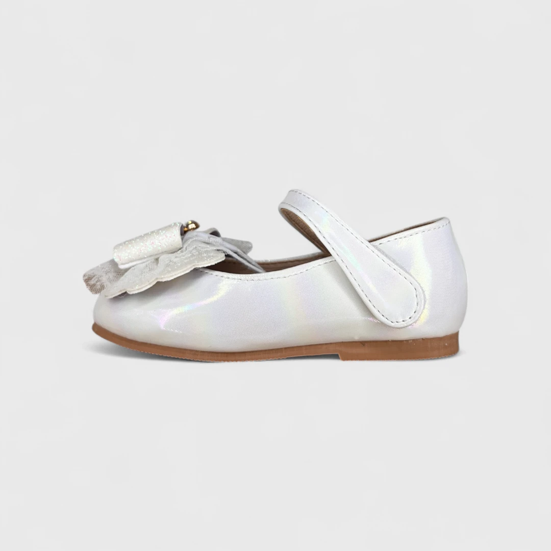Белые балетки с бантом